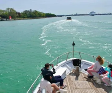 Murano, Burano & Torcello: Boat Tour from Train Station